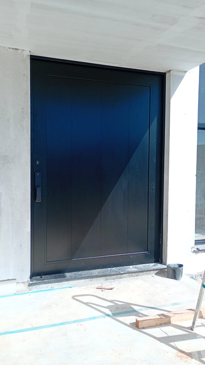 Porta pivotante preta com fechadura eletrônica instalada
