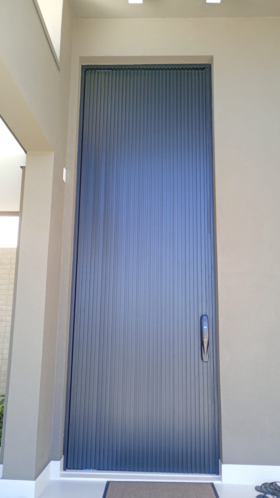 Porta ripada alta em alumínio escuro